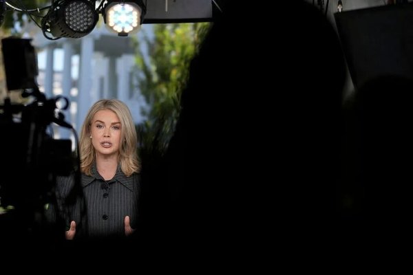 雅休配资 她怒了：“你妈定的”